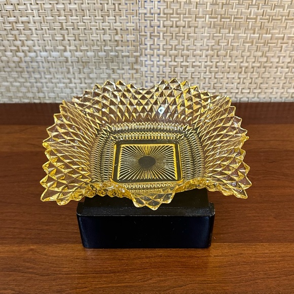 🍁🌟HP🌟VTG 1960s Indiana Glass Yellow Diamond Point Pattern Dish - Picture 3 of 8